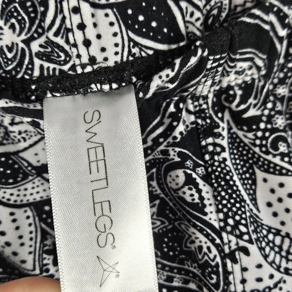 SweetLegs Black and White Paisley Floral Leggings - Plus Size - Picture 4 of 5